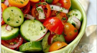 Как приготовить простой овощной салат с кисло-сладким соусом 