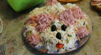 Как приготовить новогодний салат «Лохматая собачка» с мясом и колбасой