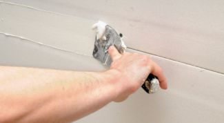 Как заделать швы между панелями на потолке