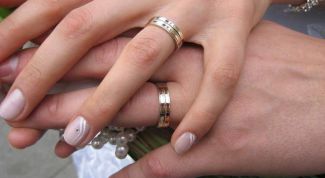На каком пальце носят обручальное кольцо