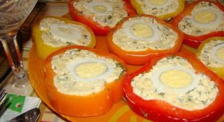 Фаршированные болгарские перцы с яйцом и сыром