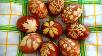 Как покрасить яйца с помощью луковой шелухи