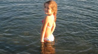 Как обеспечить безопасность детей во время купания летом