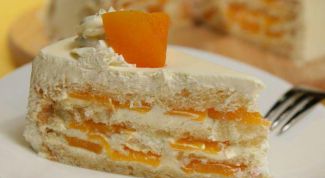 Как испечь бисквитный торт с консервированными персиками