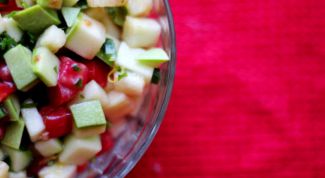 Как приготовить салат из сырых кабачков