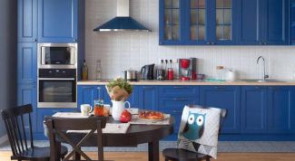 Синий цвет в интерьере кухни: достоинства и недостатки