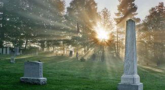 Что означают сновидения: к чему снится кладбище