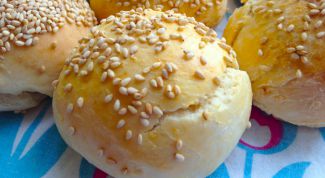 Как приготовить пышные булочки с кунжутом и льном: простой рецепт 