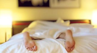 Почему опасно и вредно спать на животе