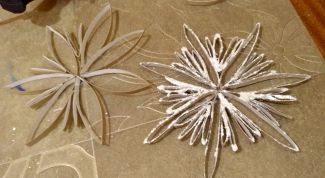 Как сделать украшение для новогодней ёлки в виде снежинки
