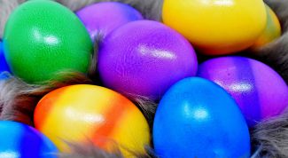 Как покрасить яйца двумя цветами