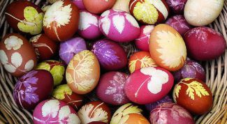 Как покрасить яйца луковой шелухой, зеленью и овощами