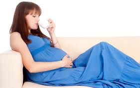 Белые хлопья в моче при беременности: причины и особенности