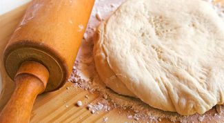 Как приготовить бездрожжевое тесто для пирожков на сметане