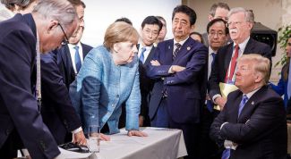 Трамп бросил конфеты в Меркель 