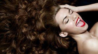 Секрет здоровых волос: как быстро избавиться от перхоти?