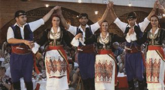 Греческие танцы: сиртаки, хасапико, зейбекико