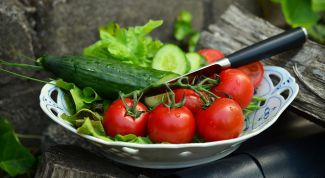 Чем вреден салат из свежих огурцов и помидоров