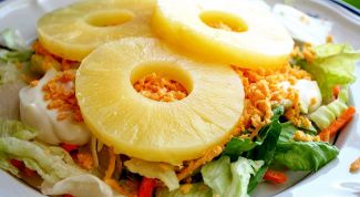 Как приготовить простой салат с ананасами: 3 рецепта