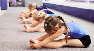 Как девочек растягивают в гимнастике