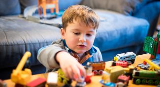 Почему ребенок портит игрушки и как справиться с этой проблемой