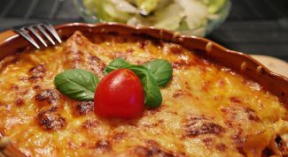 Как приготовить яичницу в итальянском стиле с помидорами и традиционными травами