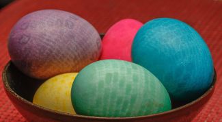 Как окрасить яйца кружевным узором к Пасхе