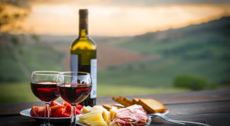 Как правильно подавать вино к столу