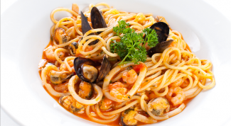 Как приготовить спагетти с моллюсками под пряным соусом с петрушкой