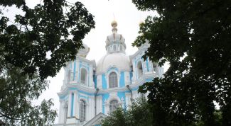 Кто архитектор Смольного собора в Санкт-Петербурге и в каком году его построили