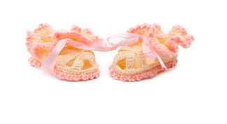 Картинка по теме - как связать крючком пинетки