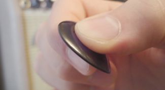 Картинка по теме - как держать медиатор