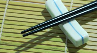 Картинка по теме - как кушать палочками