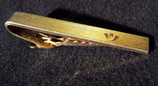 Картинка по теме - как носить зажим на галстук