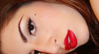 Картинка по теме - как подвести глаза жидкой подводкой