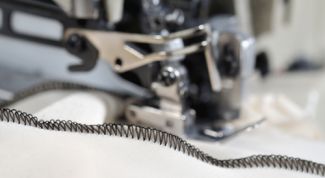 Картинка по теме - как заправить оверлок