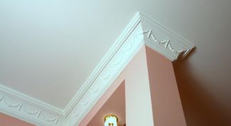 Картинка по теме - как клеить правильно потолочный плинтус