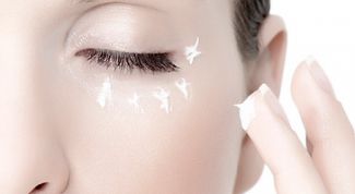 Картинка по теме - как наносить крем на веки