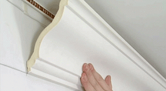 Картинка по теме - как отрезать потолочные плинтуса