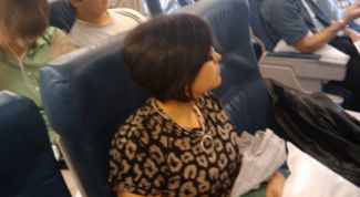 Картинка по теме - как привлечь внимание человека, сидящего рядом с тобой в самолете