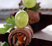 Картинка по теме - как готовить рулетики из ростбифа с грушами в красном вине