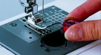 Картинка по теме - как вставить шпульку