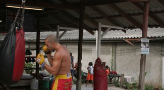 Картинка по теме - как повесить боксерский мешок