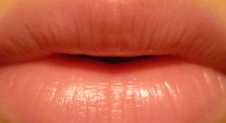 Картинка по теме - как вылечить трещину на губе
