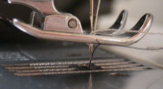 Картинка по теме - как вдеть нитку в швейной машинке