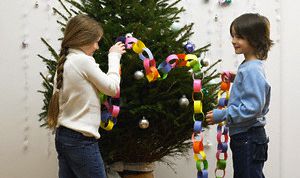 Картинка по теме - как поставить елку в ведро