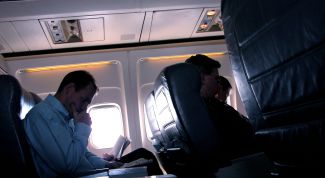 Картинка по теме - как привлечь внимание в самолете