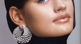 Картинка по теме - как носить серьги