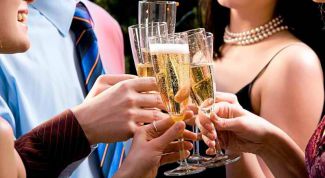 Картинка по теме - как держать бокал