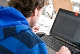 Картинка по теме - как убрать заставку с экрана